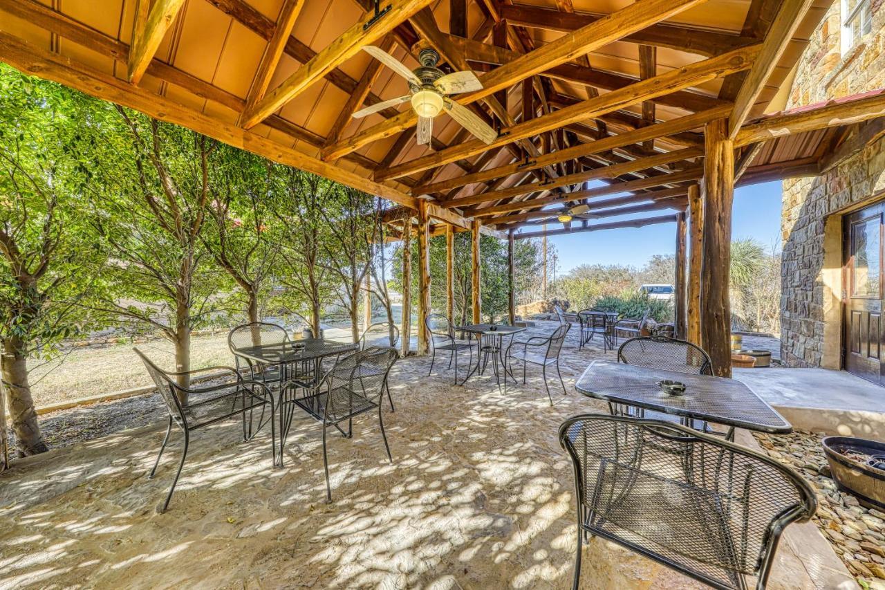 The Pecan @ Mendelbaum Winery Guest Cabins Fredericksburg Exterior photo