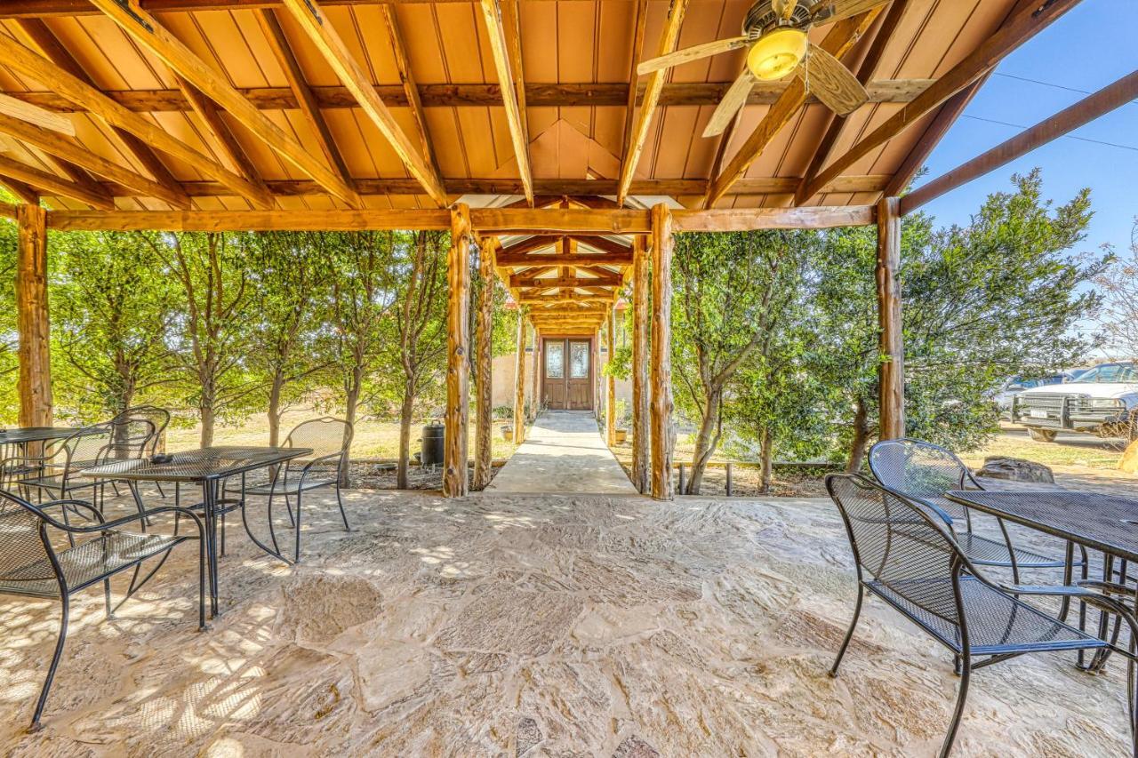 The Pecan @ Mendelbaum Winery Guest Cabins Fredericksburg Exterior photo