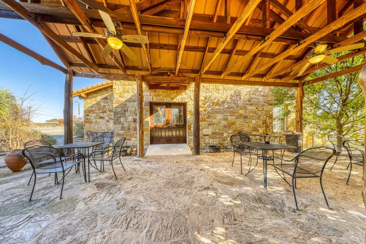 The Pecan @ Mendelbaum Winery Guest Cabins Fredericksburg Exterior photo